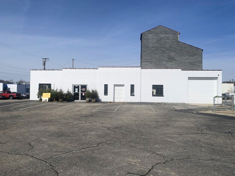 More Photos Of 741 Lila Ave, Milford Storefront For Sale