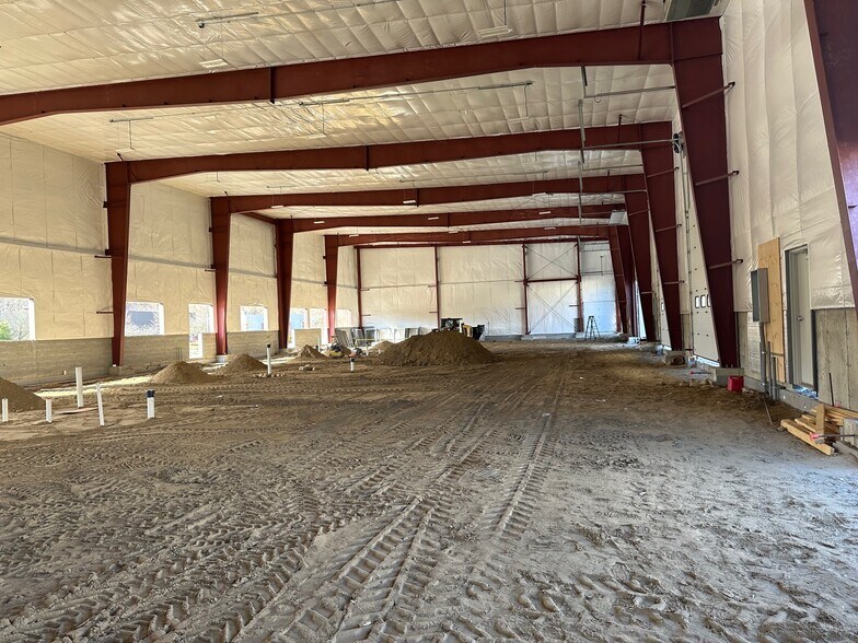 More Photos Of 984 Federal Rd, Brookfield Warehouse For Lease