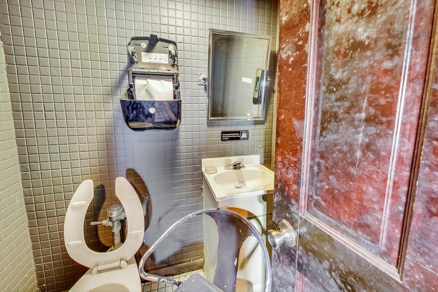 More Photos Of 1970 N Lincoln Ave, Chicago Storefront Retail Residential For Lease