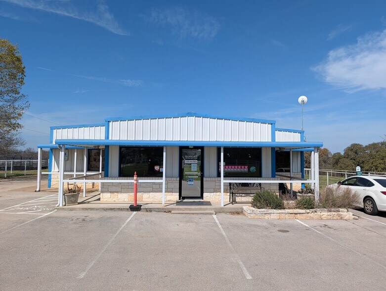 More Photos Of 843 Sundown Dr, Woodway Industrial For Lease