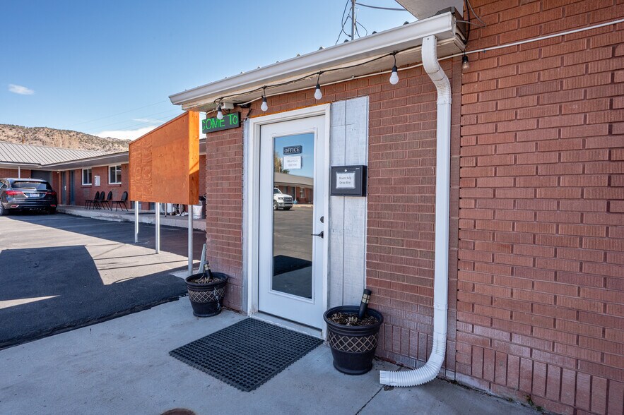 More Photos Of 91 E Main St, Bicknell Hotel For Sale