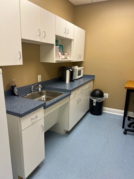 More Photos Of 172 Linden Dr, Winchester Office For Sale