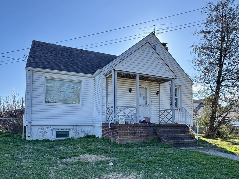 More Photos Of 2725 North Point Rd, Dundalk Office For Sale