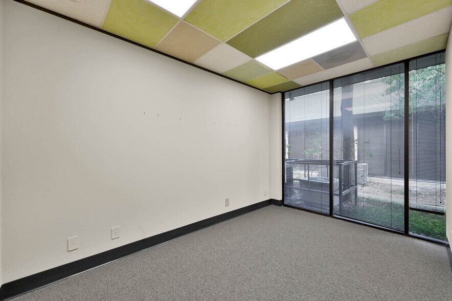 More Photos Of 1380 Stonehollow Dr, Humble Medical For Lease
