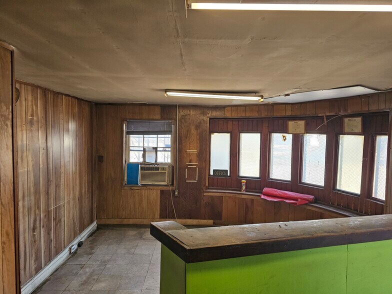 More Photos Of 207 S Goley St, Durham Warehouse For Lease