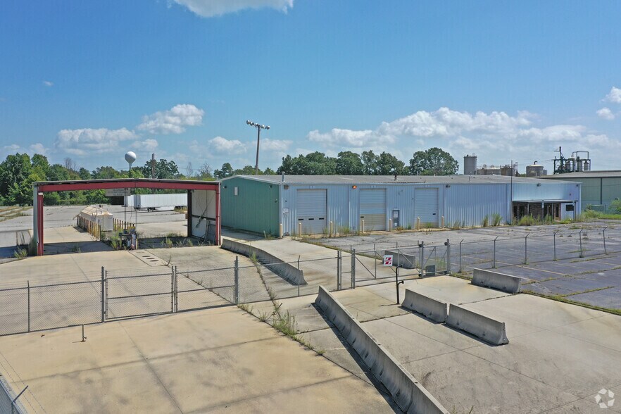 More Photos Of 406 Summit Rd, Eden Truck Terminal For Lease