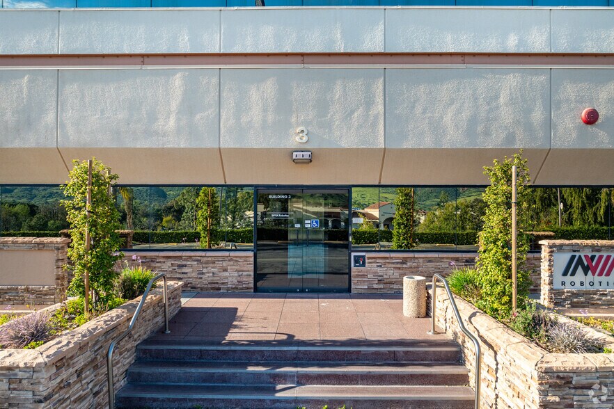More Photos Of 5701 Lindero Canyon Rd, Westlake Village Research And Development For Lease