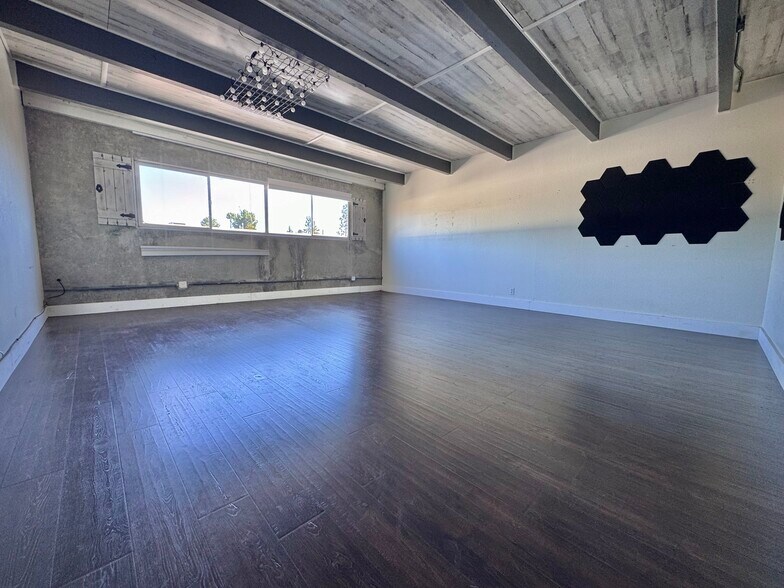 More Photos Of 2570 Leghorn St, Mountain View Flex For Lease