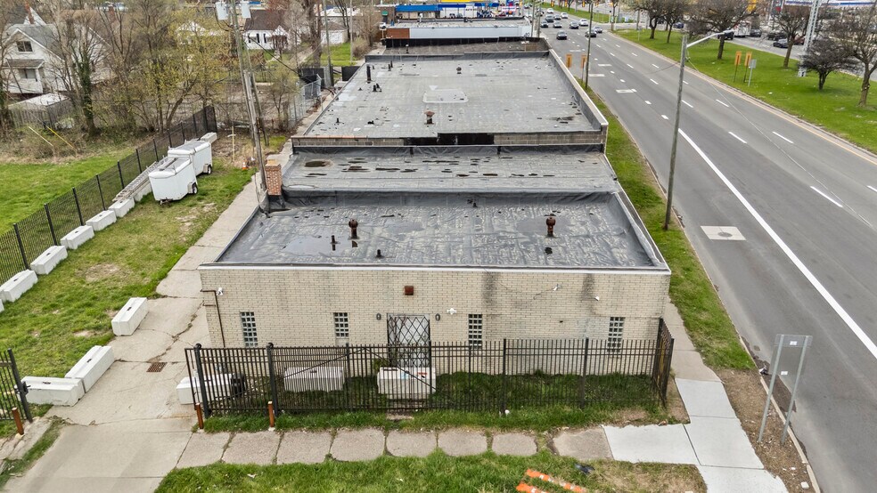 More Photos Of 300 E 8 Mile Rd, Detroit Warehouse For Lease
