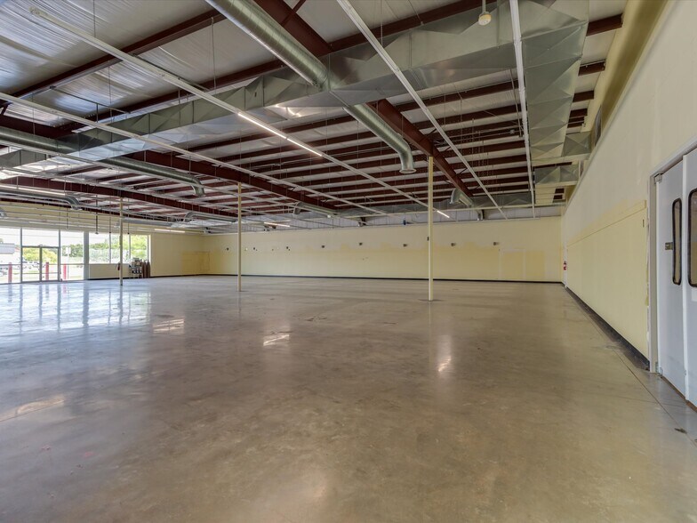 More Photos Of 82 N Kessler Ave, Schulenburg Freestanding For Sale
