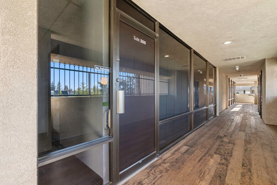 More Photos Of 4600 W American Ave, Bakersfield Office For Sale
