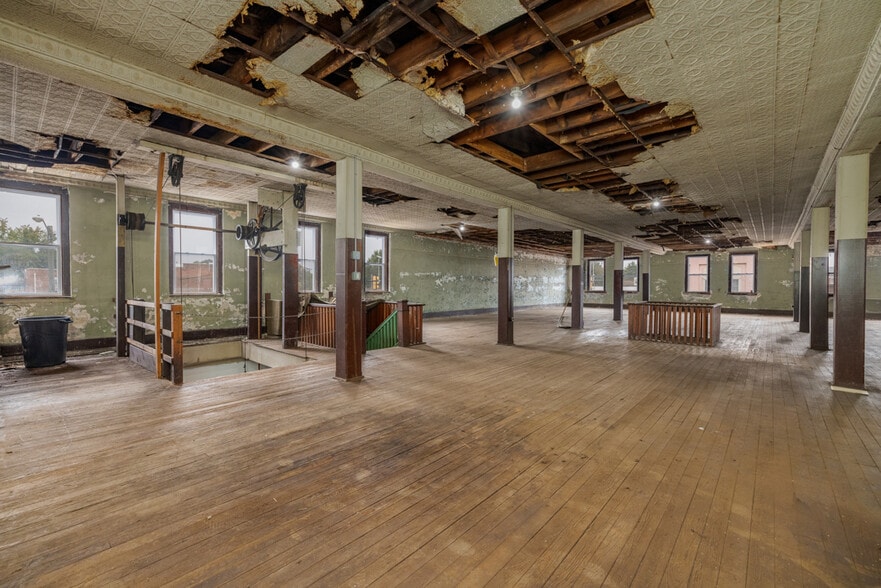 More Photos Of 1801 Main, Victoria General Retail For Sale