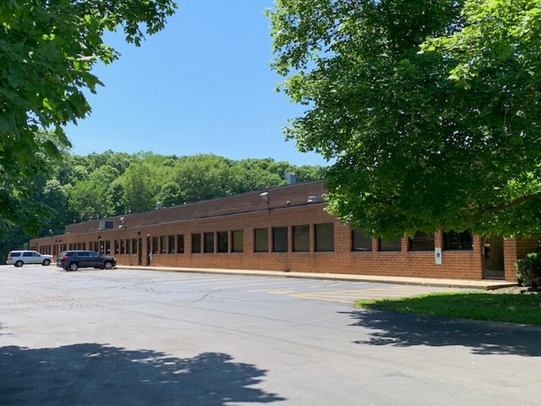 Primary Photo Of 903 Armstrong St, Algonquin Manufacturing For Lease