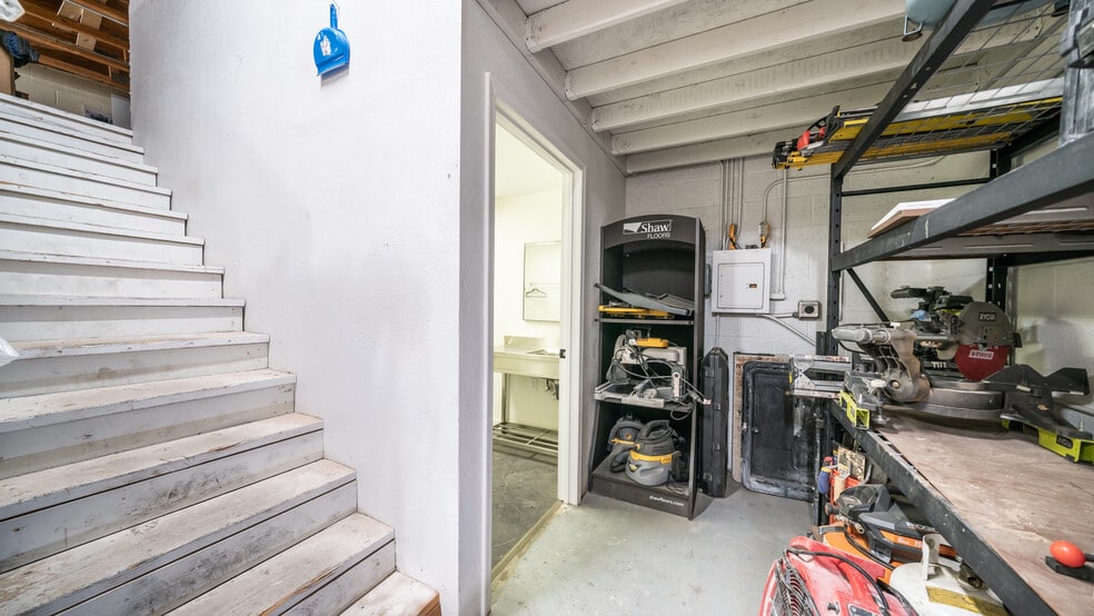 More Photos Of 680 N Golden Key St, Gilbert Warehouse For Lease