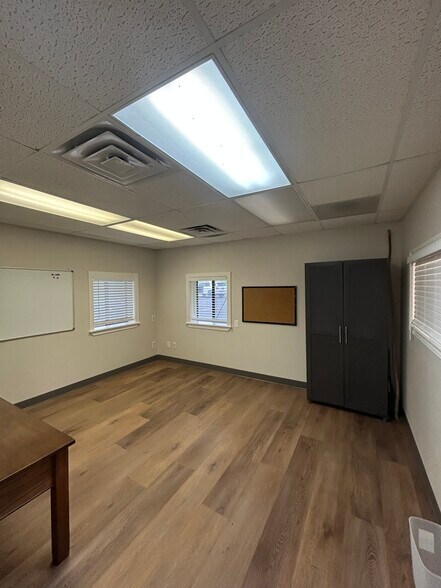 More Photos Of 100 Van Worth St, Mansfield Freestanding For Lease