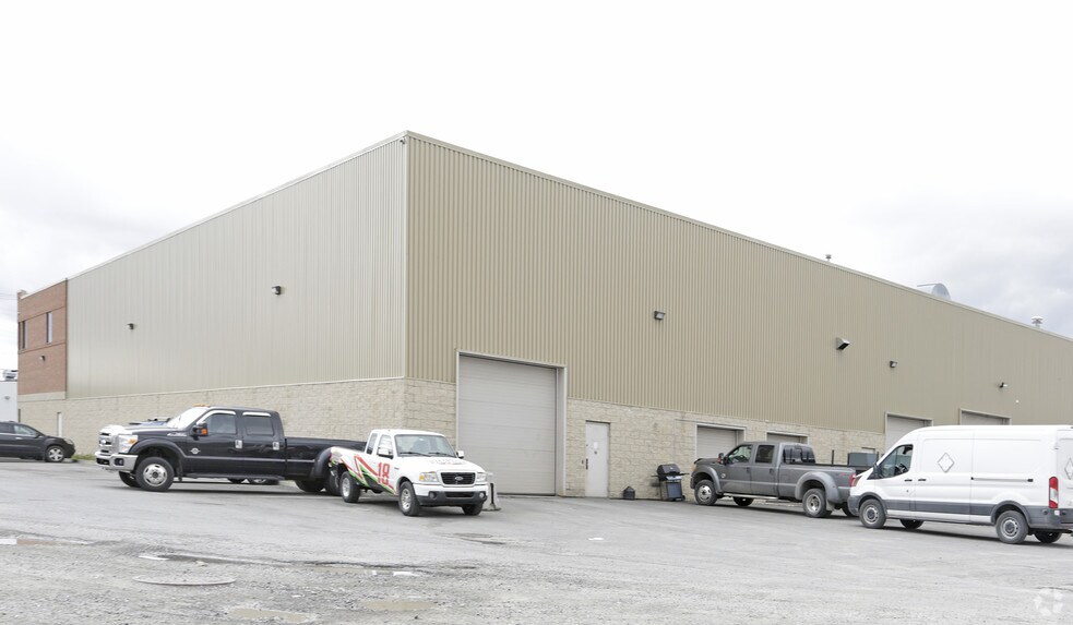 More Photos Of 1233-1241 Dagenais O O, Laval Manufacturing For Lease