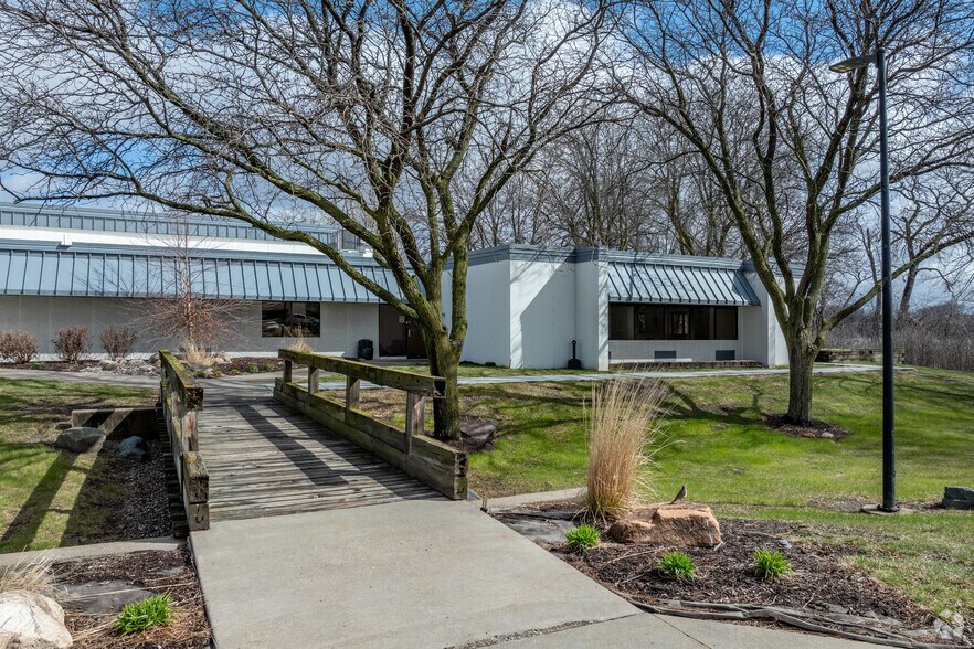 More Photos Of 4440 W Round Lake Rd, Arden Hills Warehouse For Lease