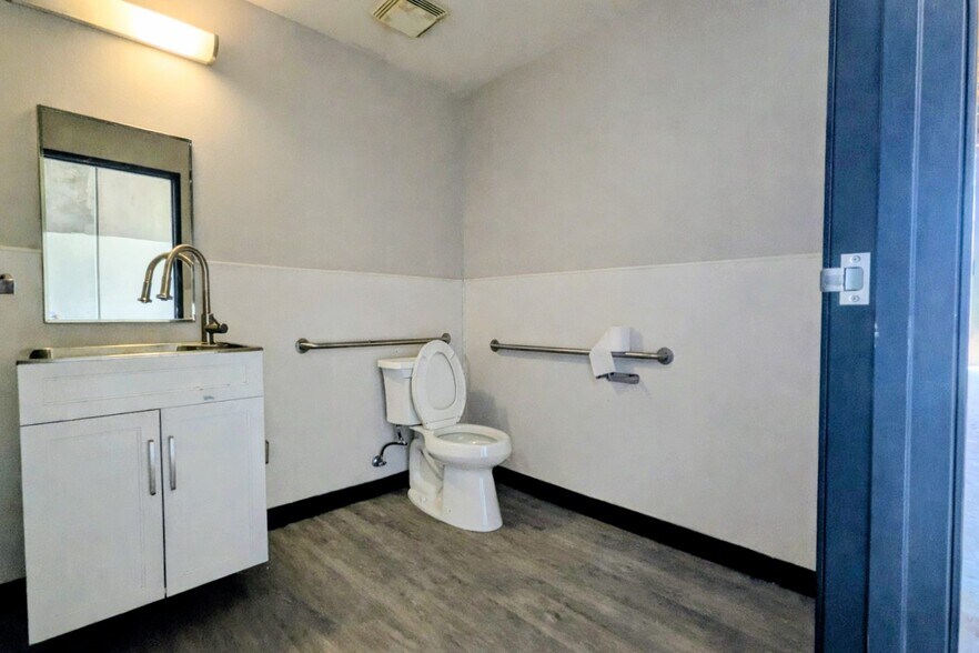 More Photos Of 41705 Elm St, Murrieta Warehouse For Lease