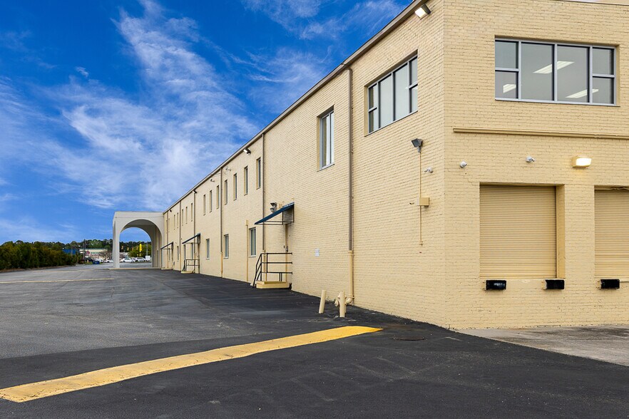 More Photos Of 5935 Rivers Ave, North Charleston Showroom For Lease