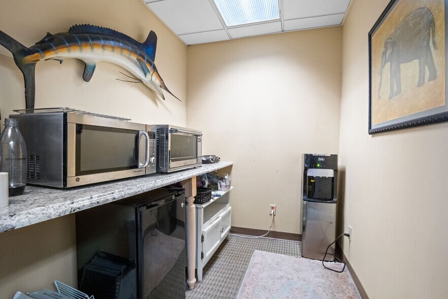 More Photos Of 1337 Virginia St, Charleston Office For Sale