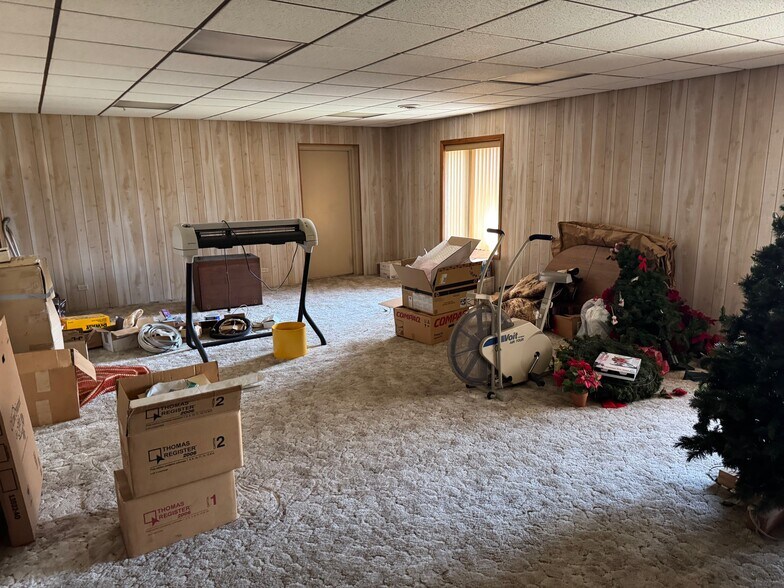 More Photos Of 213 Amendodge Dr, Shorewood Manufacturing For Sale