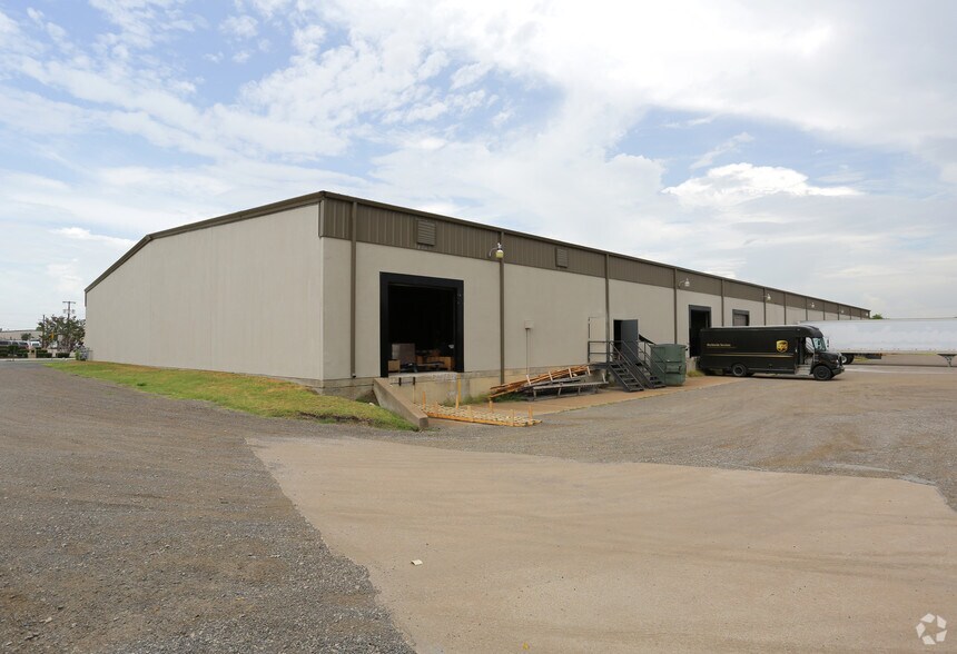 10001008 N Commercial Blvd, Arlington, TX 76001 Industrial For Lease