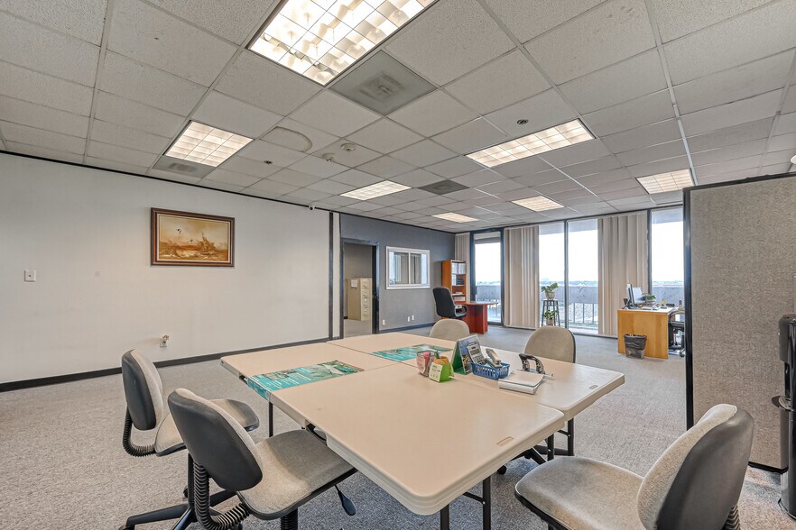 More Photos Of 6100 Corporate Dr, Houston Office For Sale