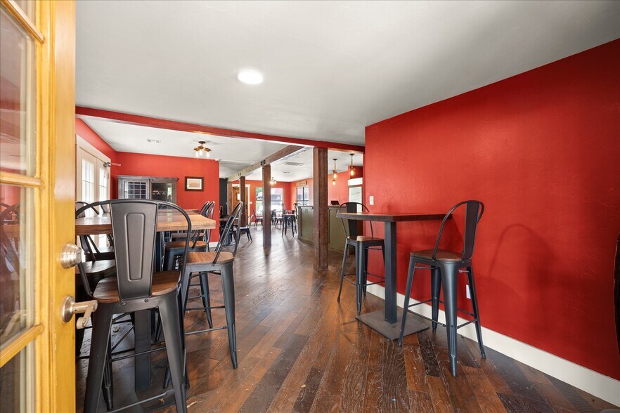 More Photos Of 629 W Main St, Yukon General Retail For Lease