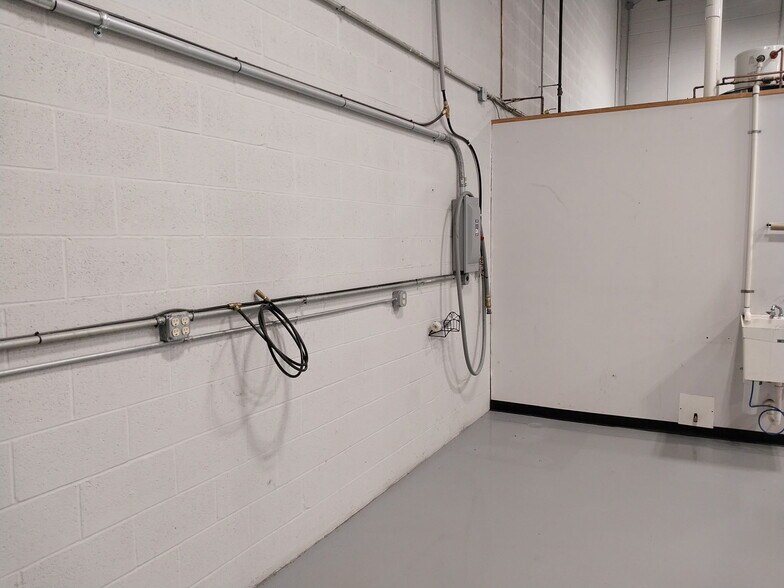 More Photos Of 301-315 Camars Dr, Warminster Light Manufacturing For Sale