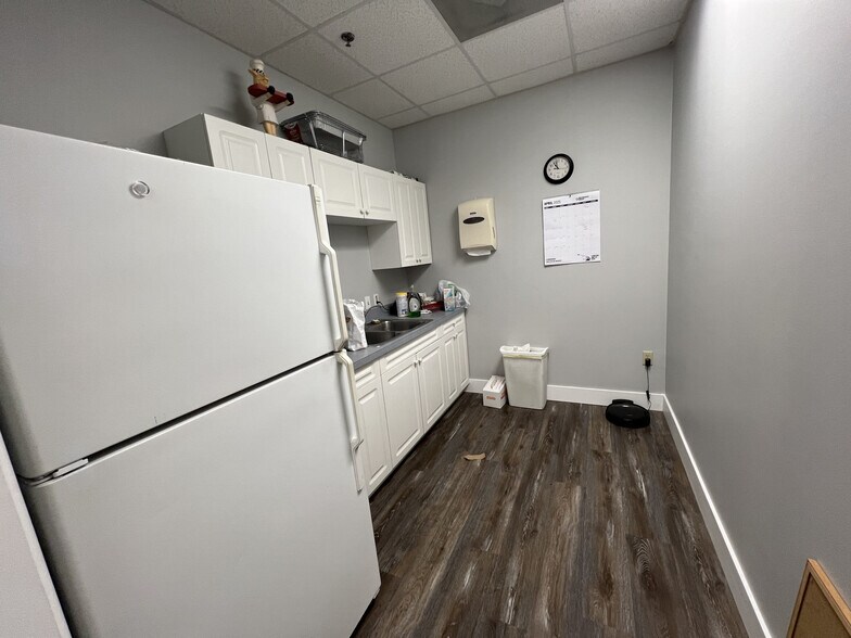 More Photos Of 550 Kane Ct, Oviedo Warehouse For Lease