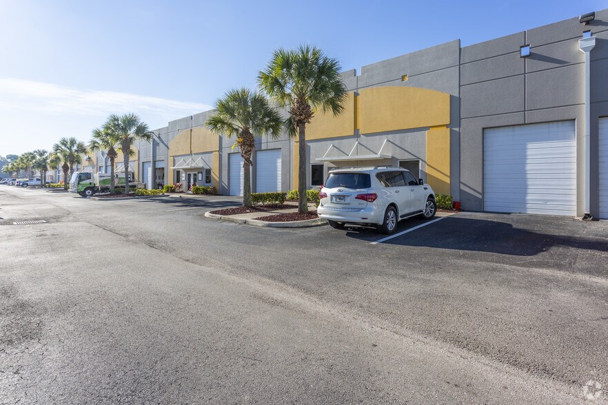 More Photos Of 12801 Commerce Lakes Dr, Fort Myers Light Distribution For Lease