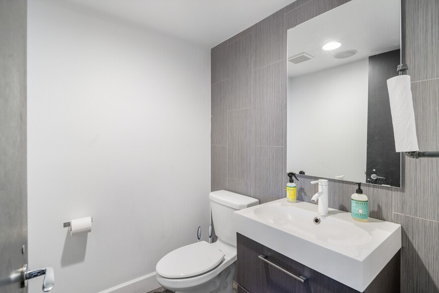 More Photos Of 4331 N 12th St, Phoenix Office Residential For Lease