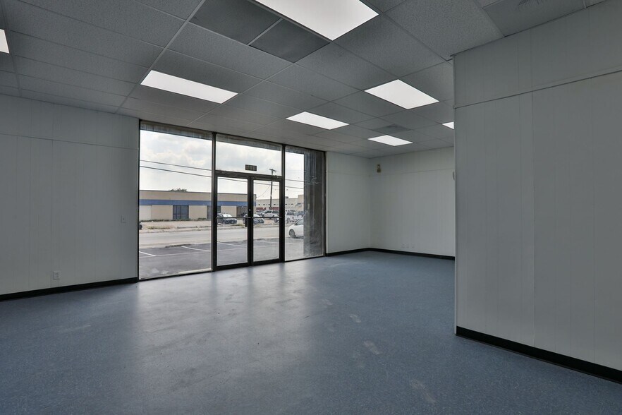 More Photos Of 4727-4751 Center Park Blvd, San Antonio Manufacturing For Lease