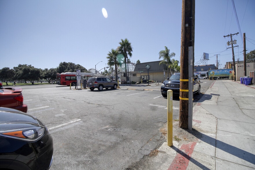 More Photos Of 826 W Mission Bay Dr, San Diego Freestanding For Lease