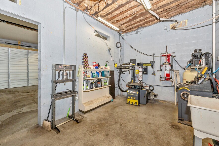 More Photos Of 9827 Hansonville Rd, Frederick Auto Repair For Sale