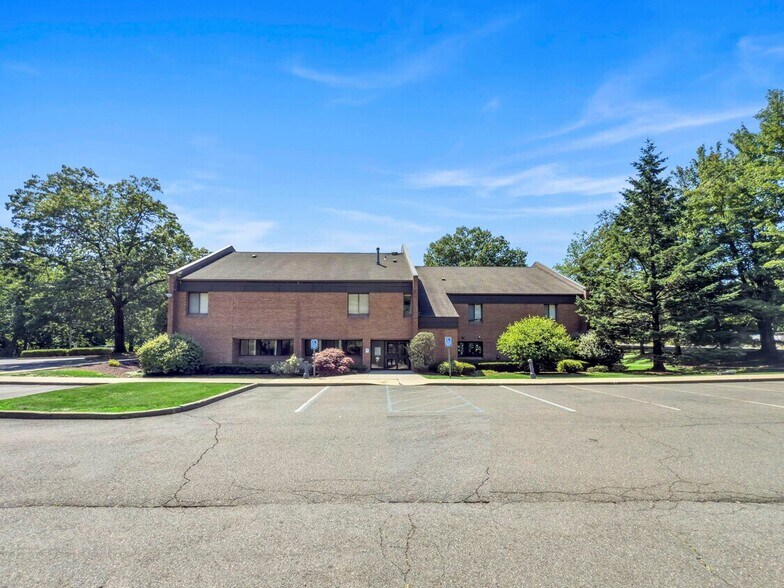 More Photos Of 101-105 Dutch Hill Rd, Orangeburg Office For Sale
