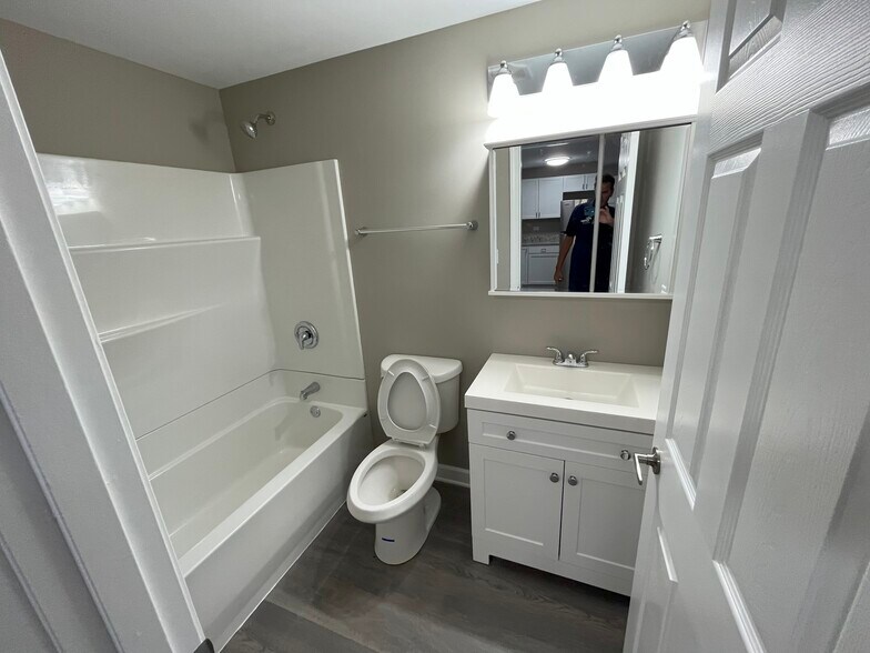 More Photos Of 126 W Maple Ave, Mundelein Apartments For Sale