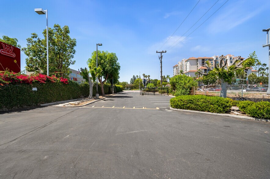 More Photos Of 800 E Dyer Rd, Santa Ana Showroom For Sale