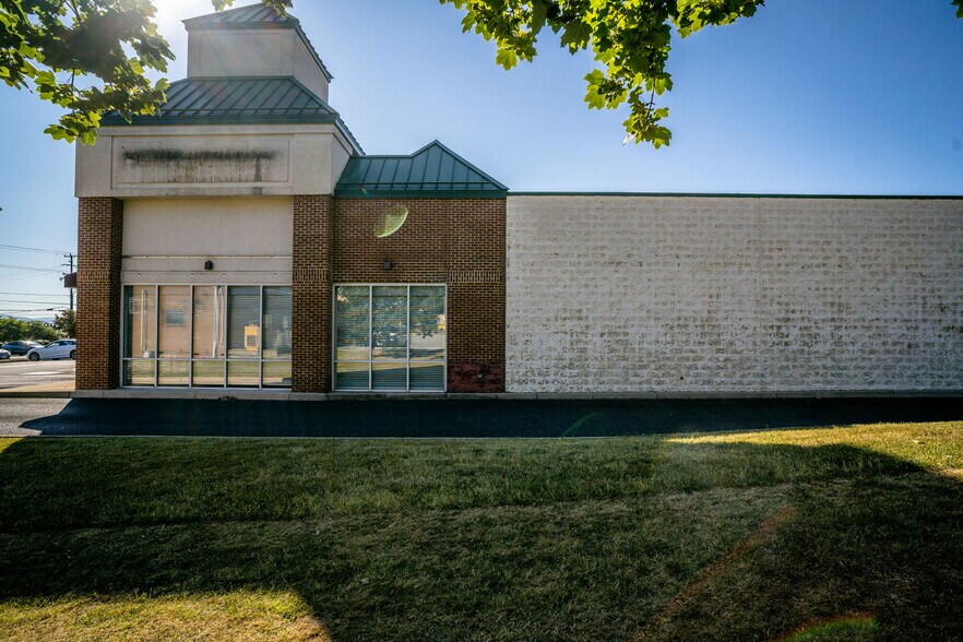 More Photos Of 1028 Richmond Ave, Staunton Unknown For Lease