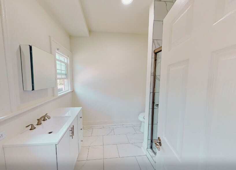 More Photos Of 1139 W 27th St, Los Angeles Apartments For Sale