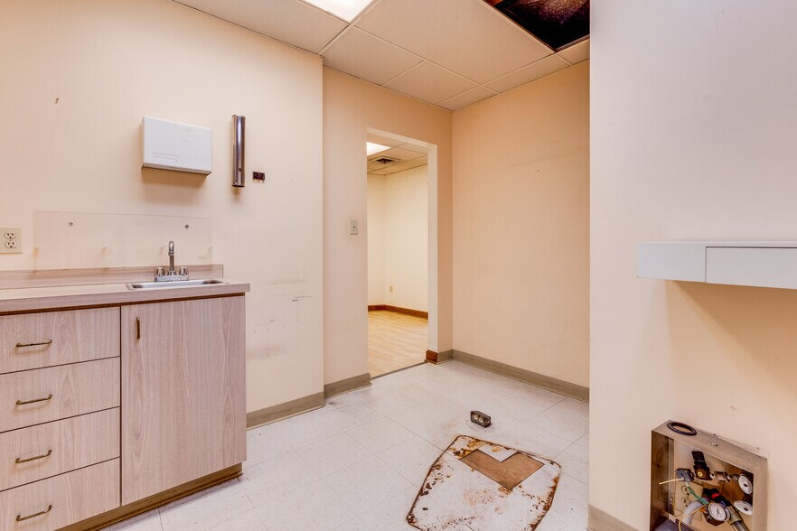 More Photos Of 6300 Forward Ave, Pittsburgh Storefront Retail Residential For Lease