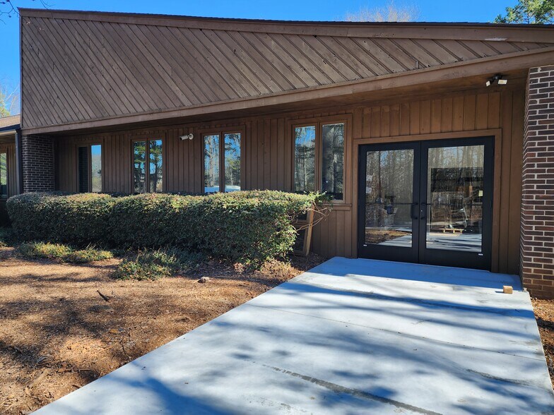 More Photos Of 2 Fisher Rd, Greenville Schools For Lease