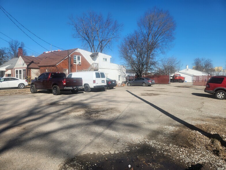 More Photos Of 217 Steedly Dr, Louisville Light Distribution For Sale