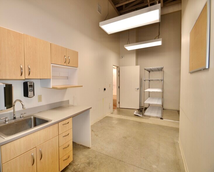 More Photos Of 749 23rd Ave E, West Fargo Freestanding For Lease