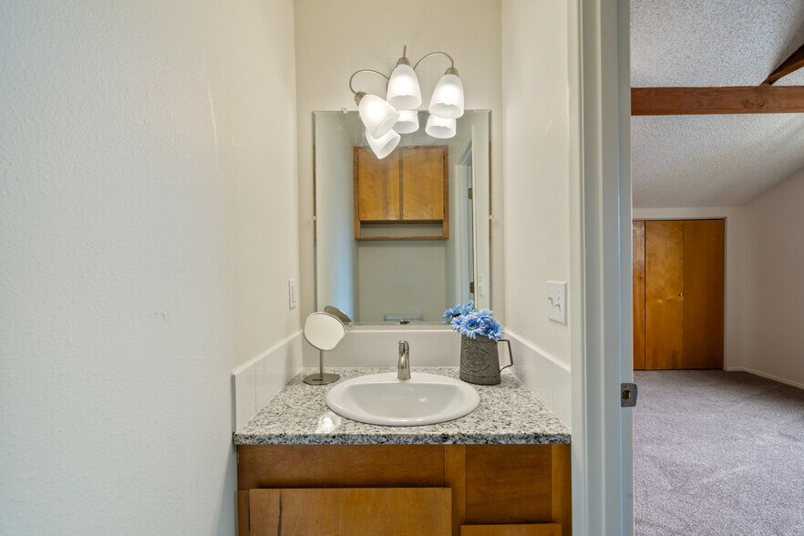 More Photos Of 1009-1011 Grove Ave, Tillamook Apartments For Sale