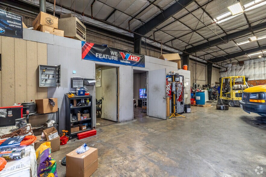 More Photos Of 2747 Oakland Ave, Garland Warehouse For Lease
