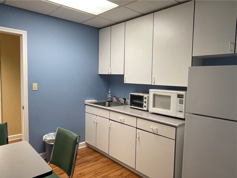More Photos Of 556 Cynwood Dr, Easton Medical For Lease