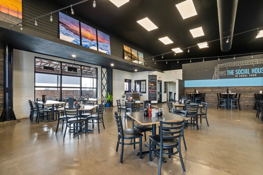 More Photos Of 329-355 S Lake Ave, Duluth General Retail For Lease