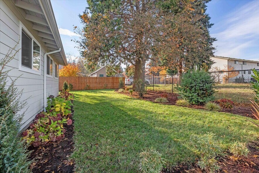 More Photos Of 2115 E 27th St, Vancouver Office For Sale