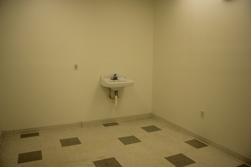 More Photos Of 3311-3345 Medical Hill Rd, Sebring Medical For Lease